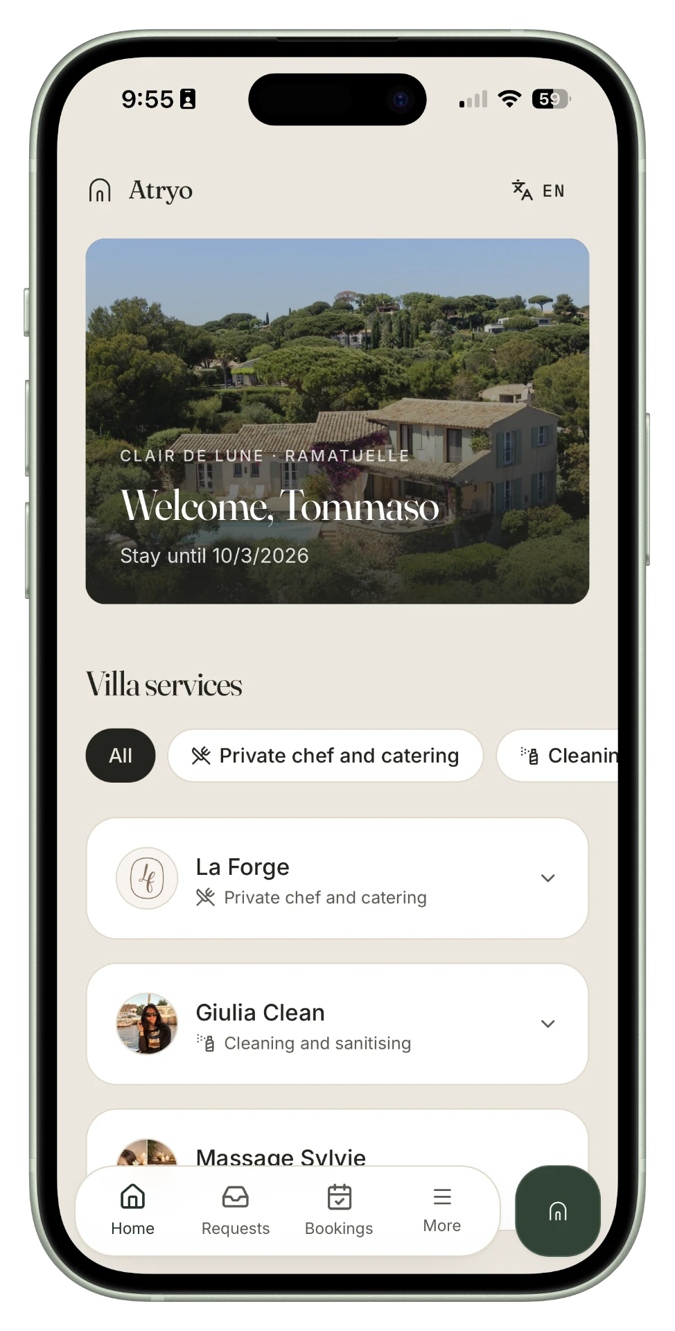 L'application de séjour : bienvenue à la villa, services avec catégories et profils de prestataires locaux.